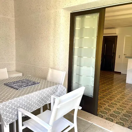 1 Apartment *